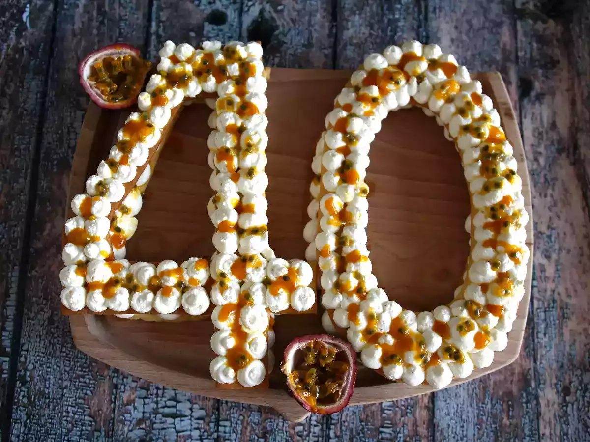 Exotisk nummertårta med mango och passionsfrukt