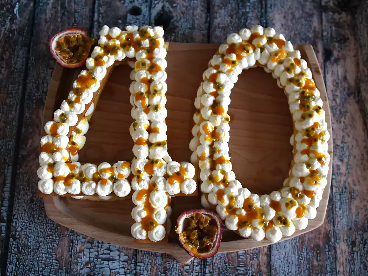 Exotisk siffertårta med mango och passionsfrukt