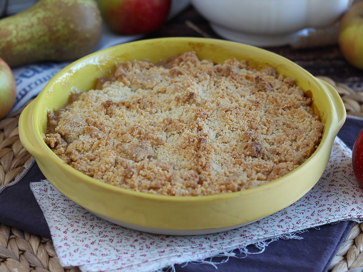 Extra krispig och smältande äpple-päron-crumble