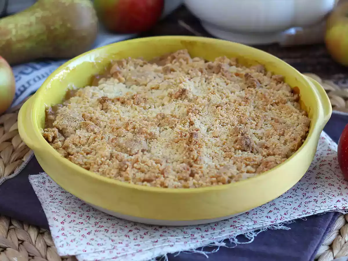 Extra krispig och smältande äpple-päron-crumble