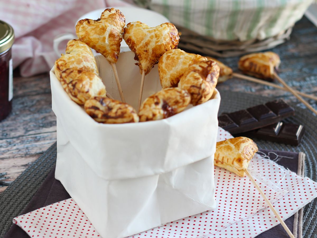 Extra krispiga smördegshjärtan med hallon- och chokladpops