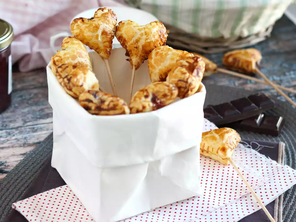 Extra krispiga smördegshjärtan med hallon- och chokladpops