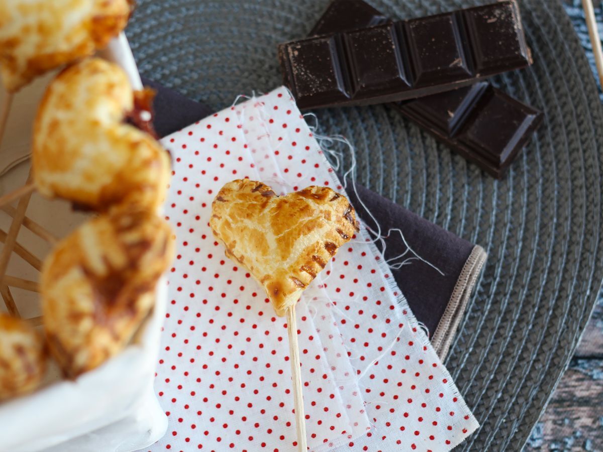 Extra krispiga smördegshjärtan med hallon- och chokladpops - foto 2