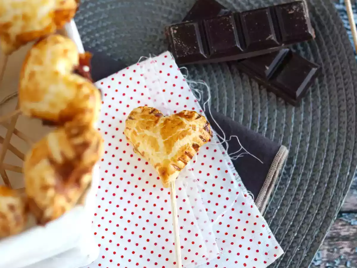 Extra krispiga smördegshjärtan med hallon- och chokladpops - foto 2