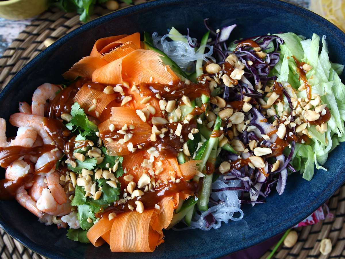 Färgglad sallad med ris vermicelli och räkor och en kryddig jordnötssås