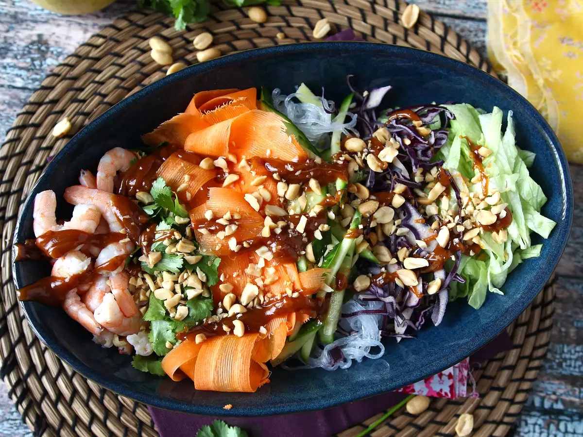 Färgglad sallad med ris vermicelli och räkor och en kryddig jordnötssås - foto 3