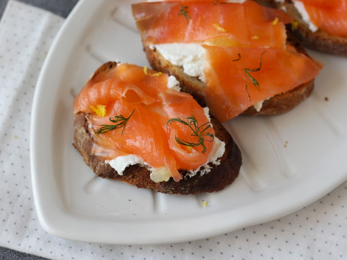 Färsk getost och rökt lax på rostat bröd - foto 3
