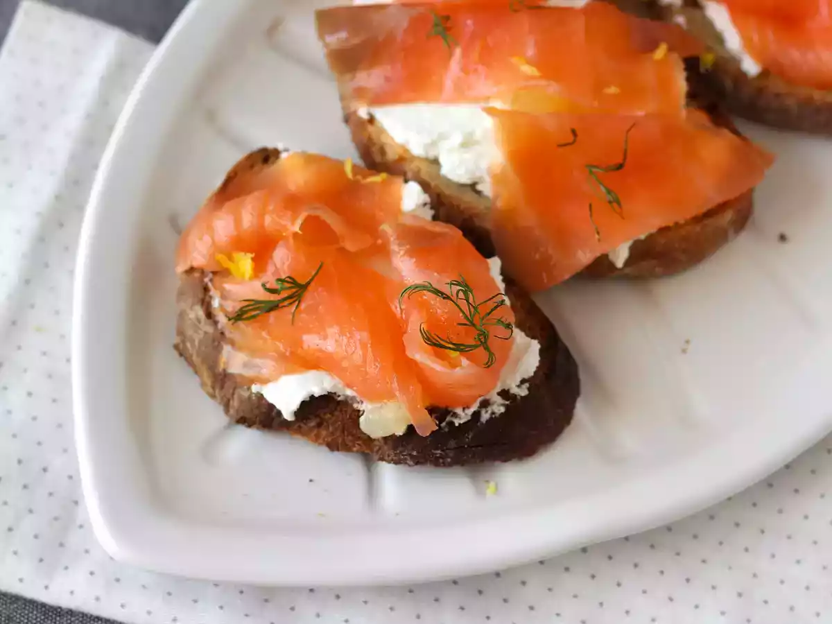 Färsk getost och rökt lax på rostat bröd - foto 3