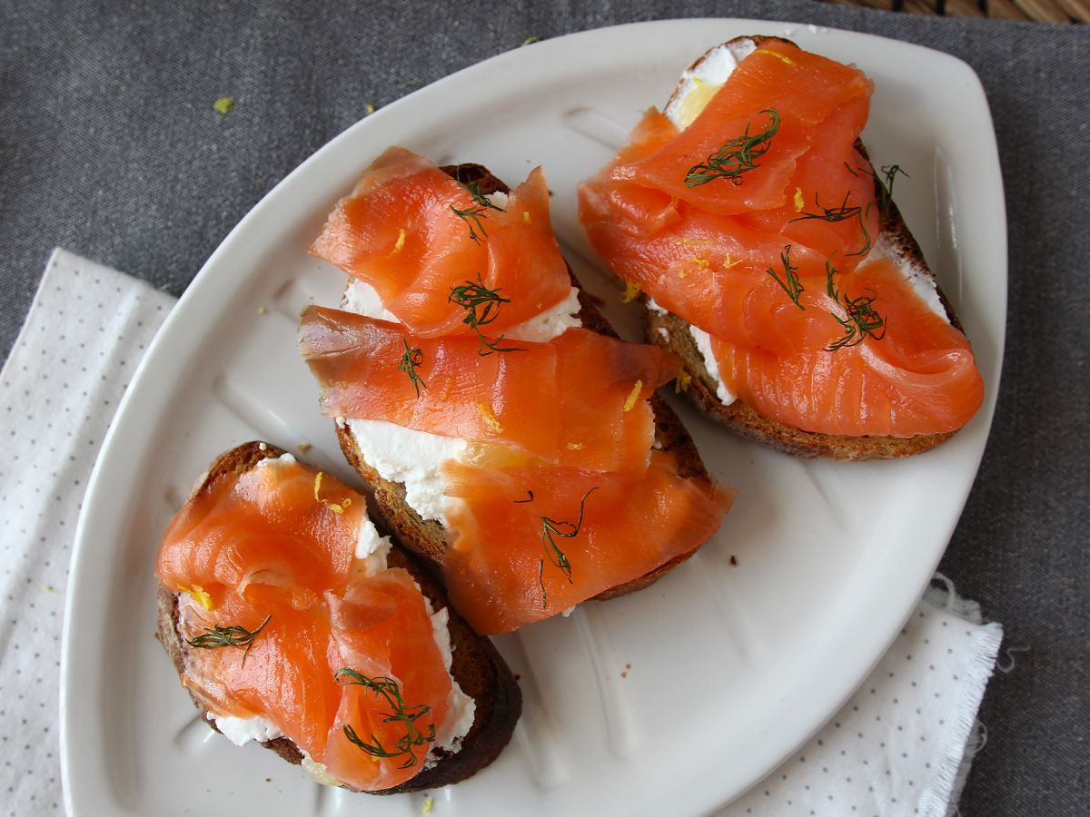 Färsk getost och rökt lax på rostat bröd - foto 5
