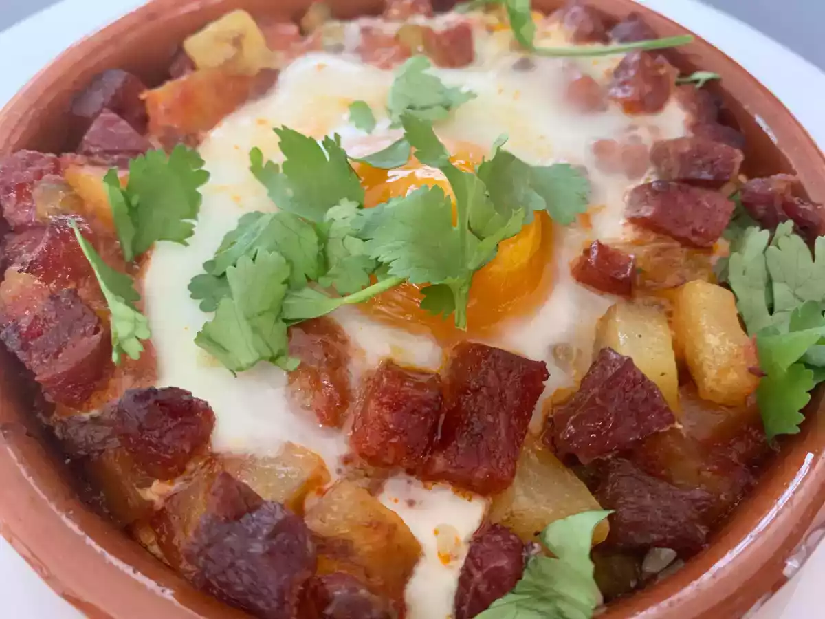 Flamenco-ägg med potatis och chorizo