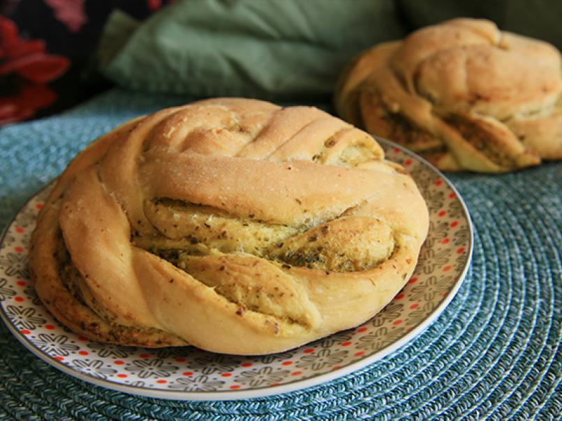 Flätade brödrullar med grön pesto