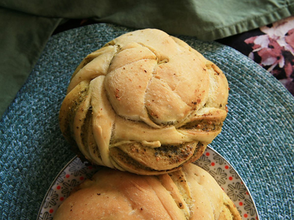 Flätade brödrullar med grön pesto - foto 3