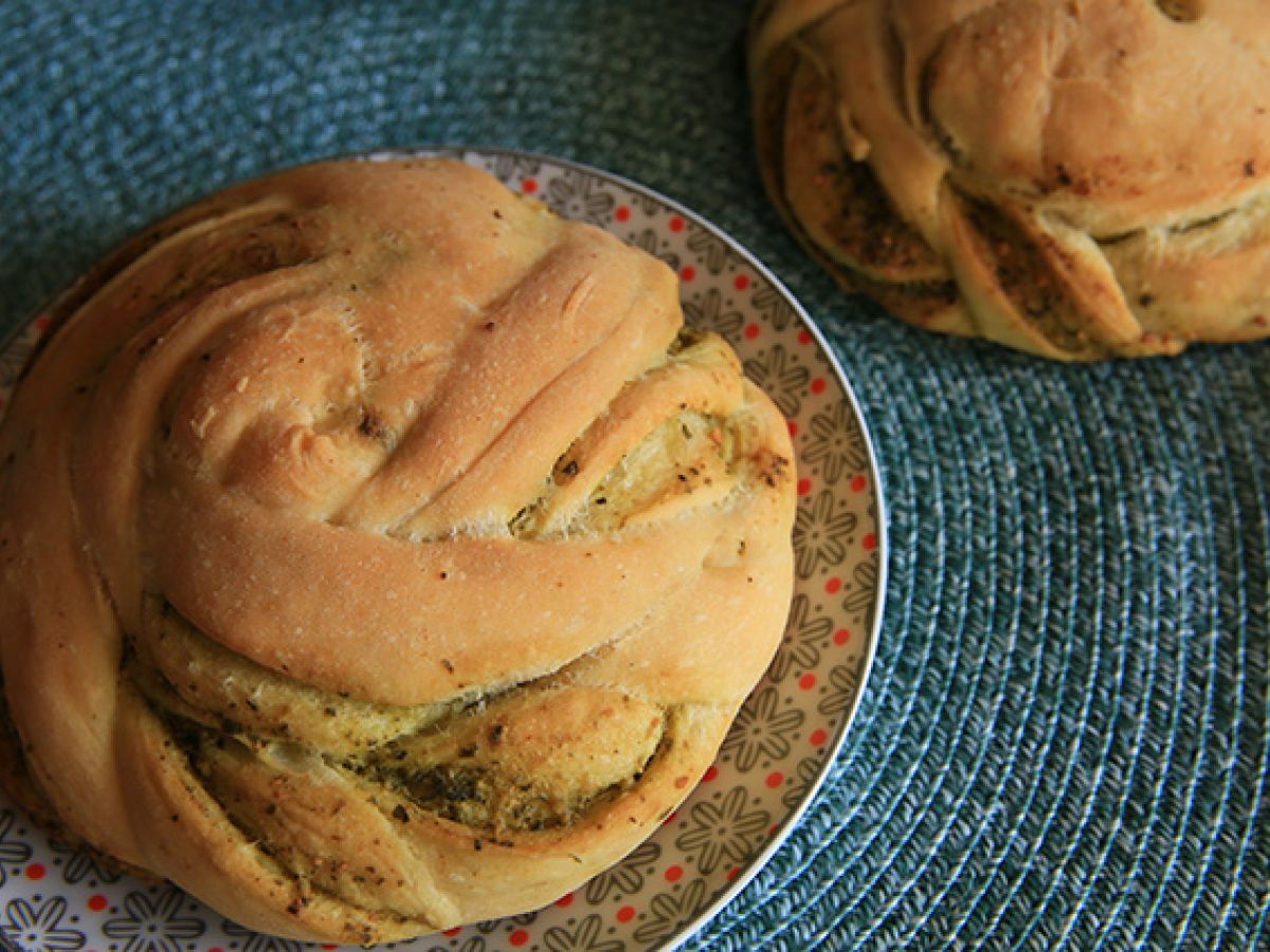 Flätade brödrullar med grön pesto - foto 4