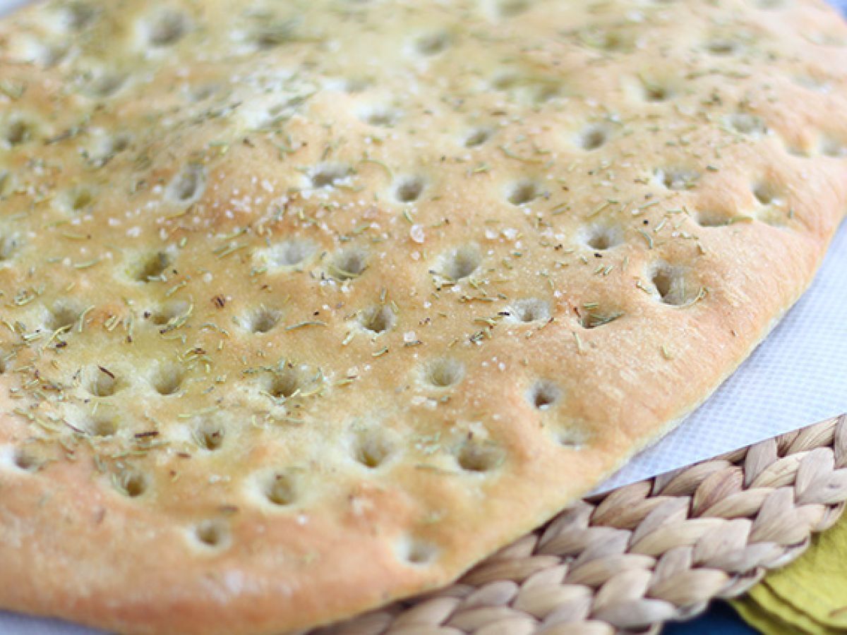 Focaccia, italienskt bröd med rosmarin - foto 2