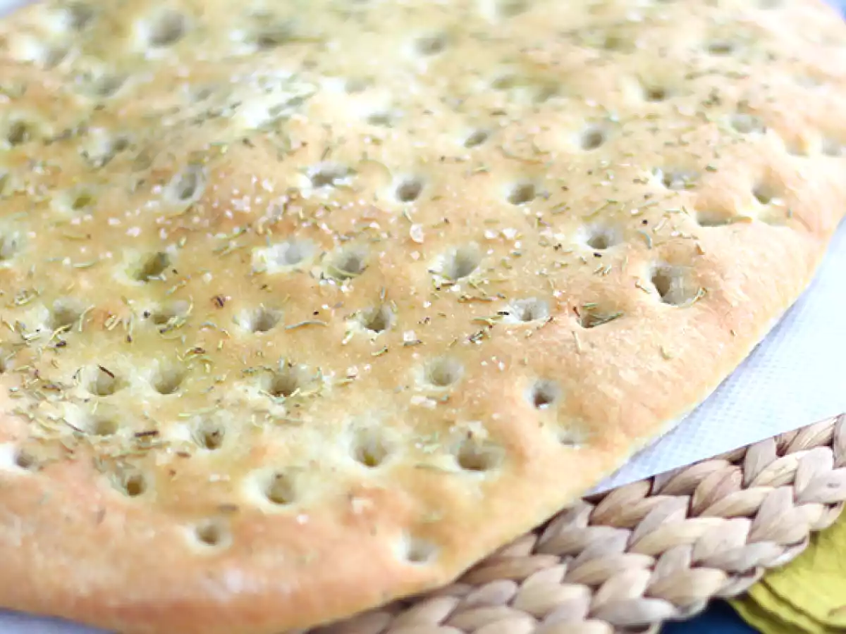 Focaccia, italienskt bröd med rosmarin - foto 2