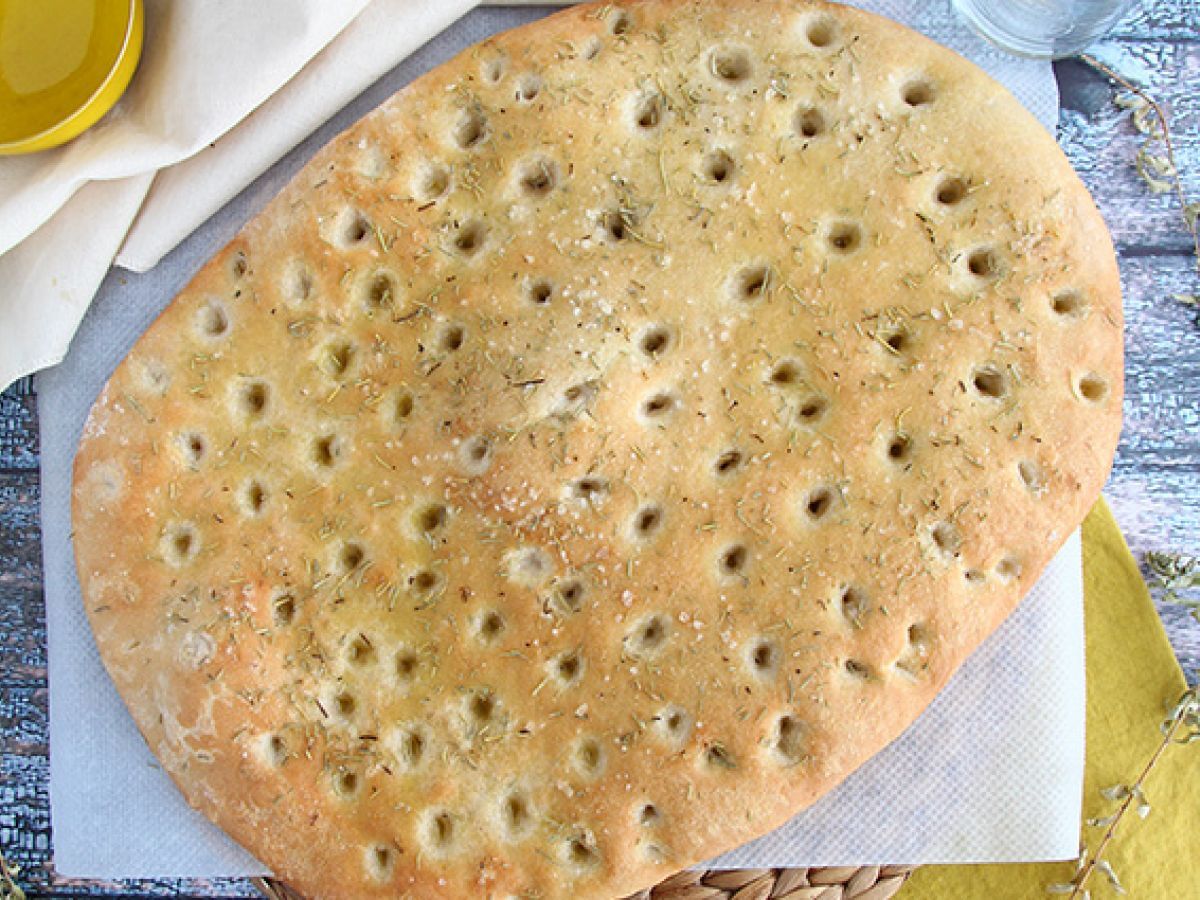 Focaccia, italienskt bröd med rosmarin - foto 3
