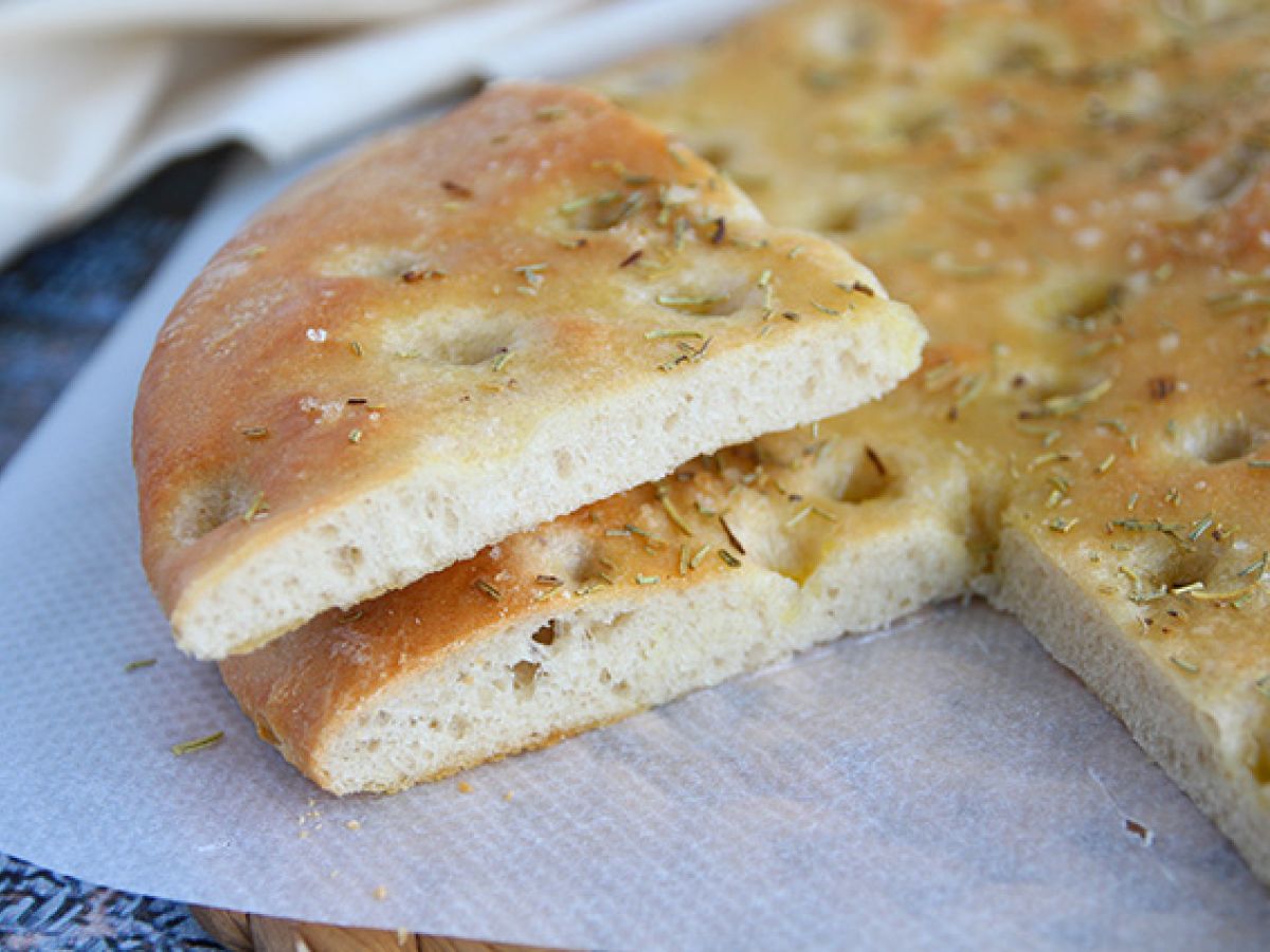 Focaccia, italienskt bröd med rosmarin - foto 4