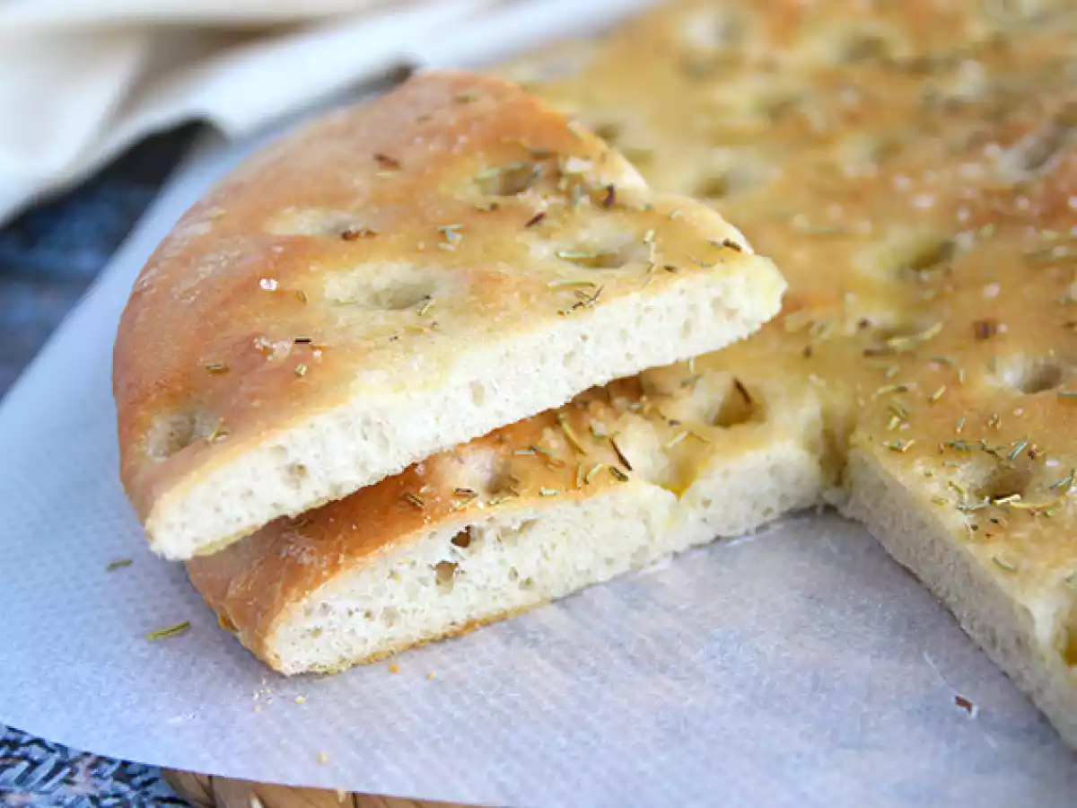 Focaccia, italienskt bröd med rosmarin - foto 4