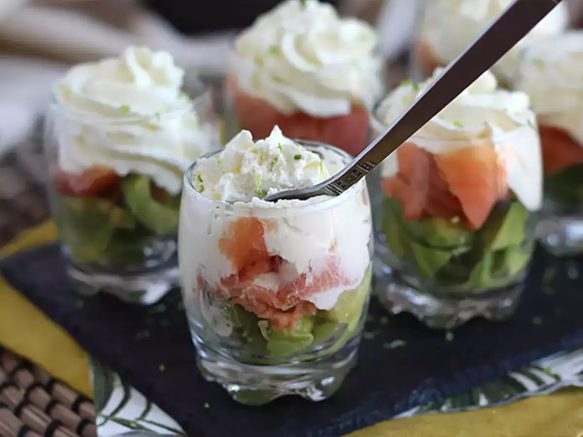 Förrätt i glas med rökt lax och avokado - foto 4