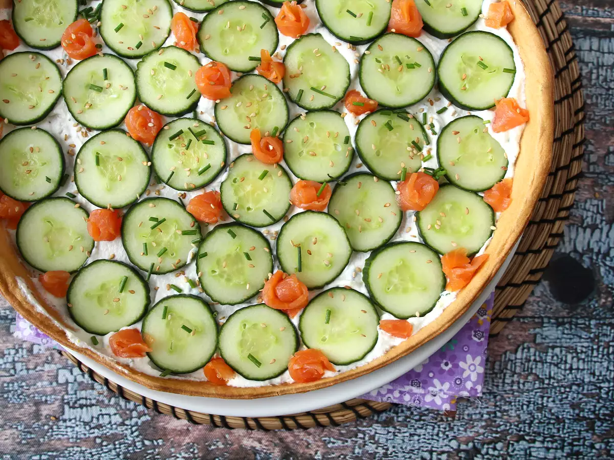 Fräsch sommarpaj med ricotta, gurka och rökt lax - foto 3