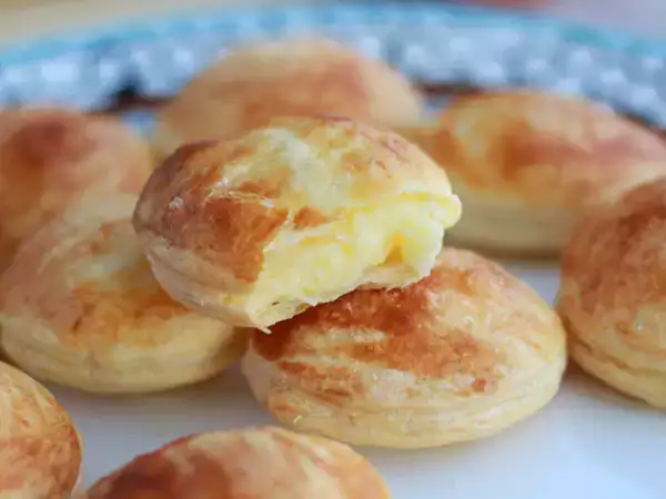 Recept Frasiga smördegsbakelser med vaniljkräm