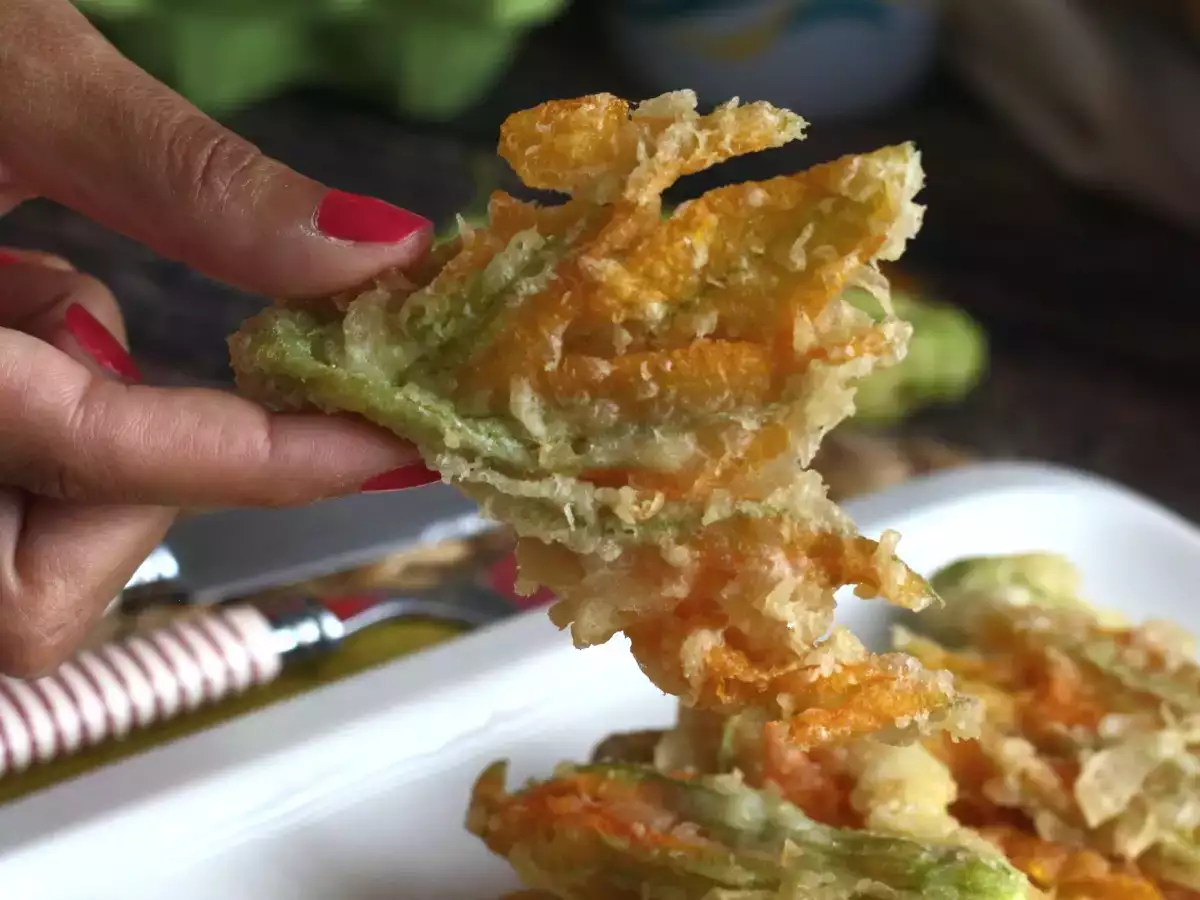 Friterade zucchiniblommor – recept på frityrsmet med kolsyrat vatten - foto 4