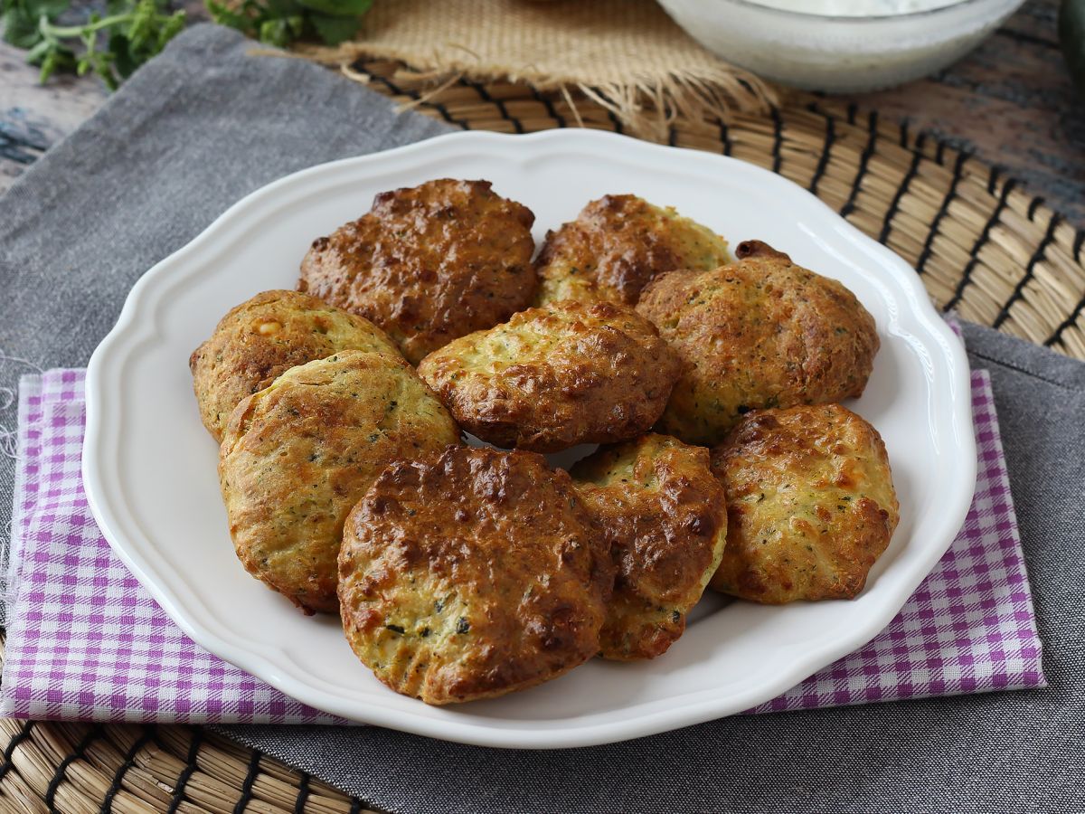 Friterade zucchinifritters med yoghurt och fetaostsås - foto 2