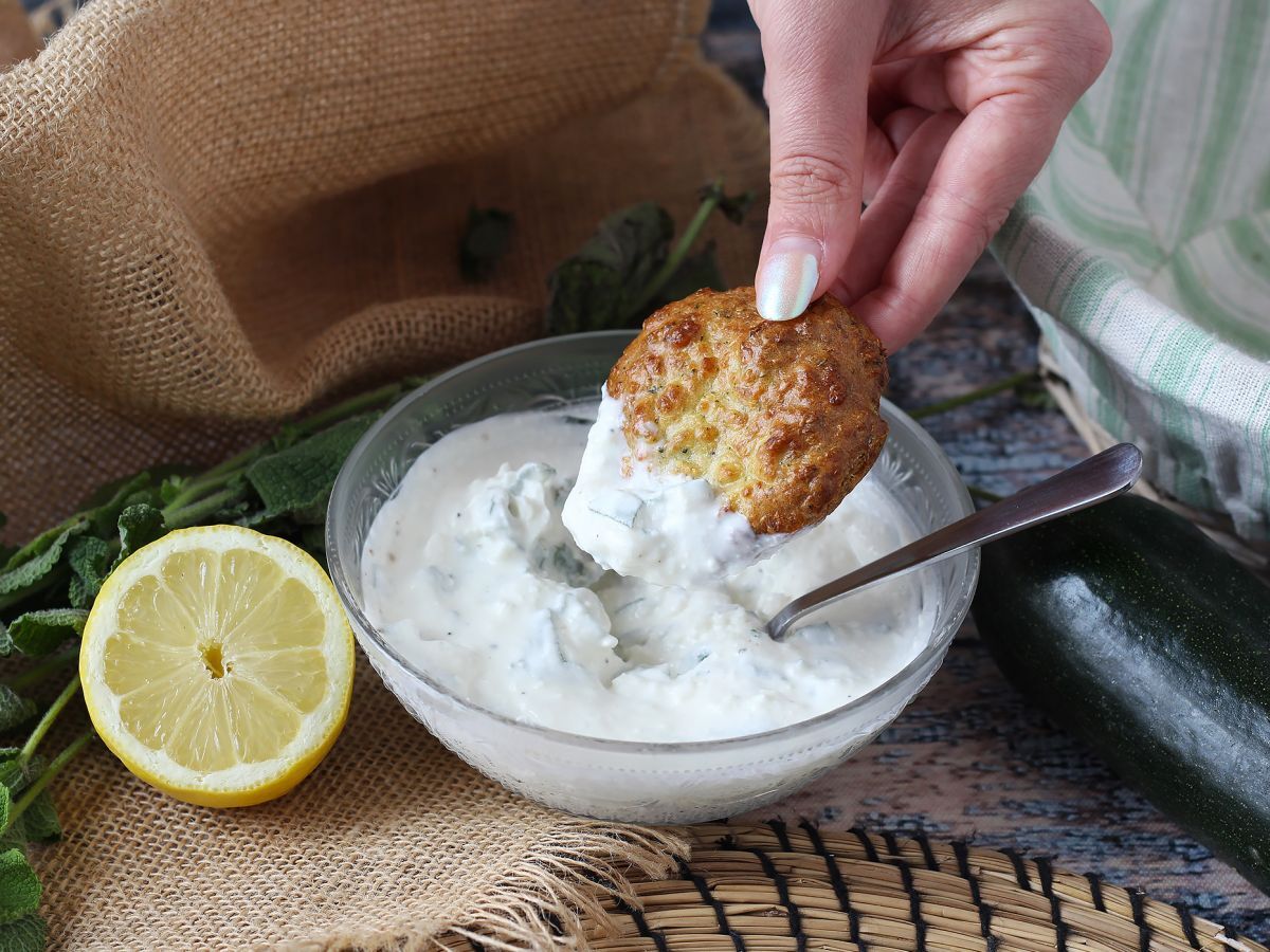 Friterade zucchinifritters med yoghurt och fetaostsås - foto 3