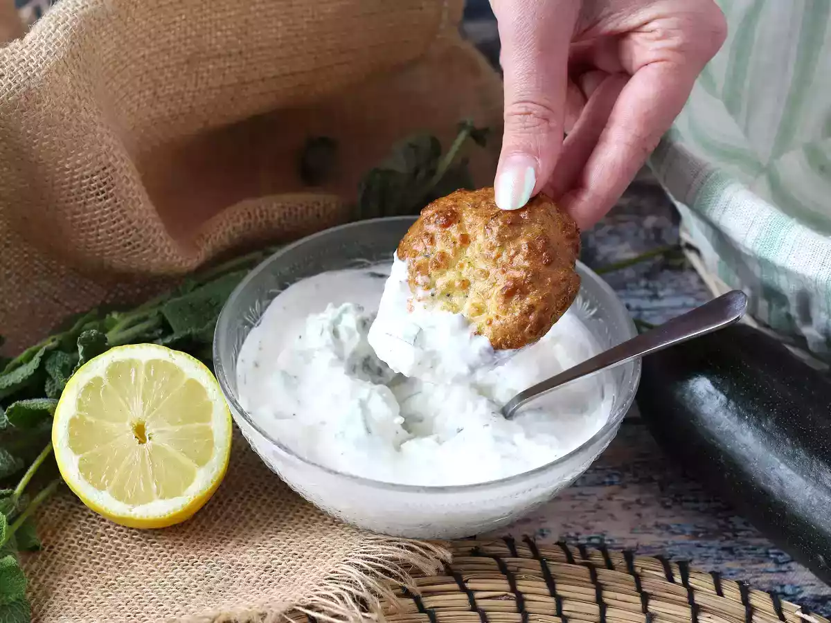 Friterade zucchinifritters med yoghurt och fetaostsås - foto 3