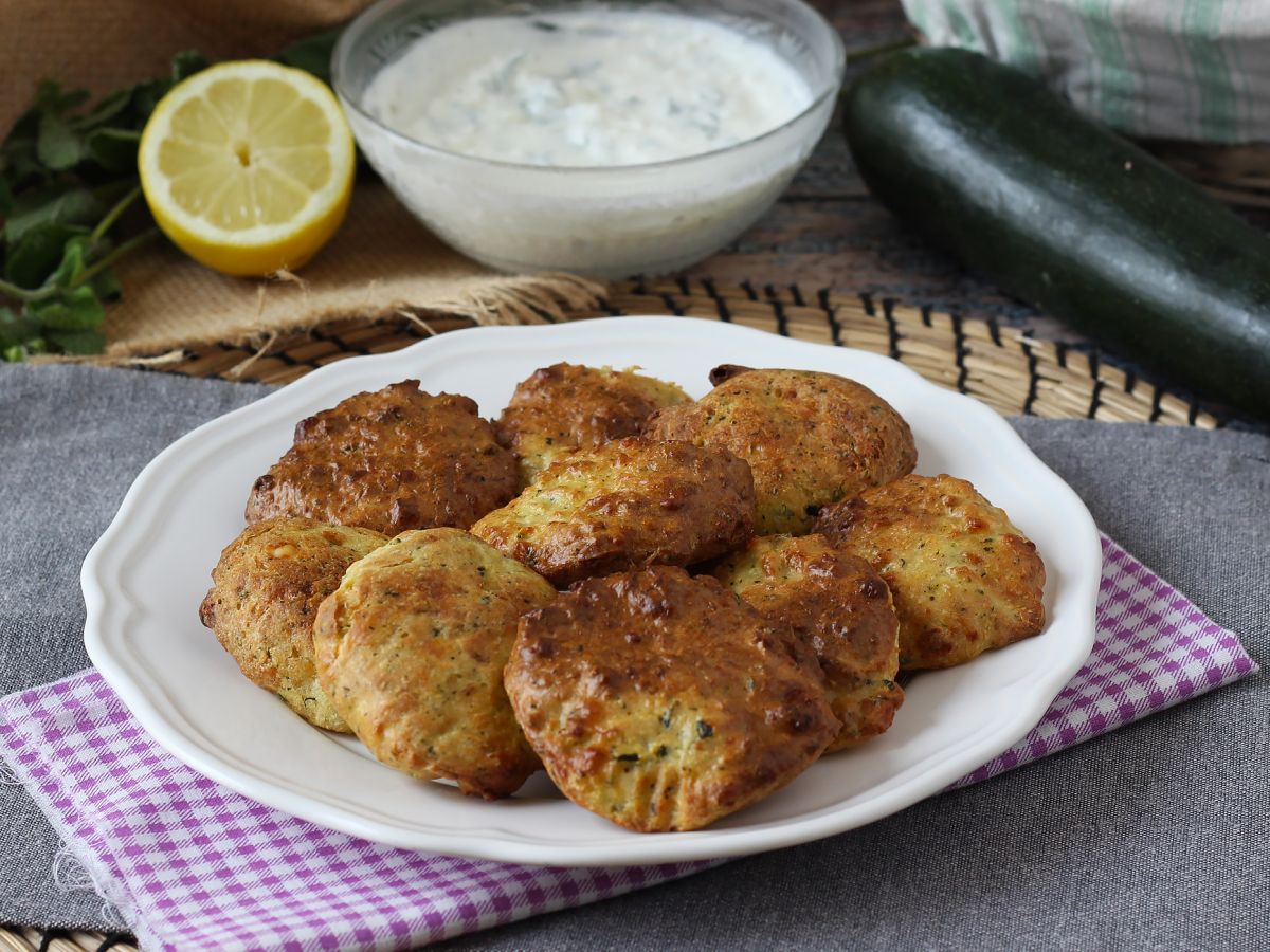 Friterade zucchinifritters med yoghurt och fetaostsås - foto 4