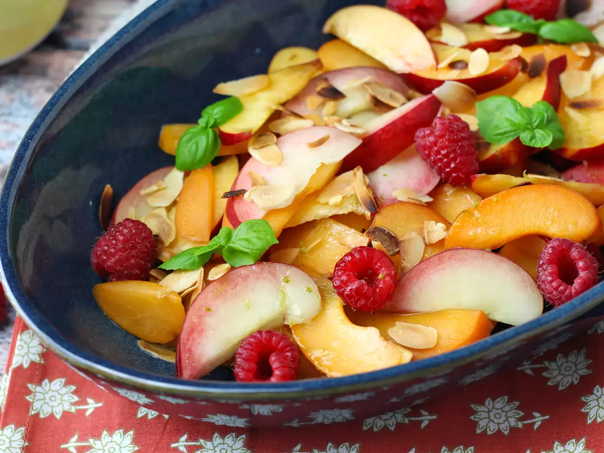 Fruktsallad med persika, nektarin, aprikos och hallon