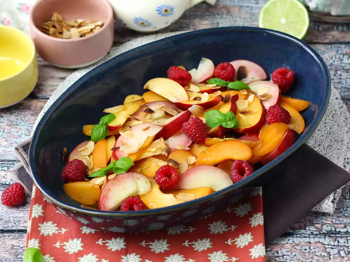 Fruktsallad med persika, nektarin, aprikos och hallon - foto 4