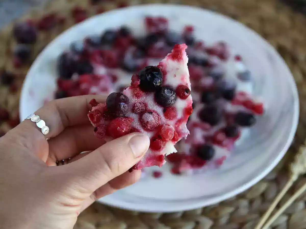 Frysta yoghurtbarer med röd frukt