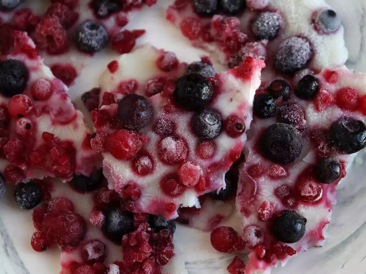 Frysta yoghurtbarer med röd frukt - foto 3
