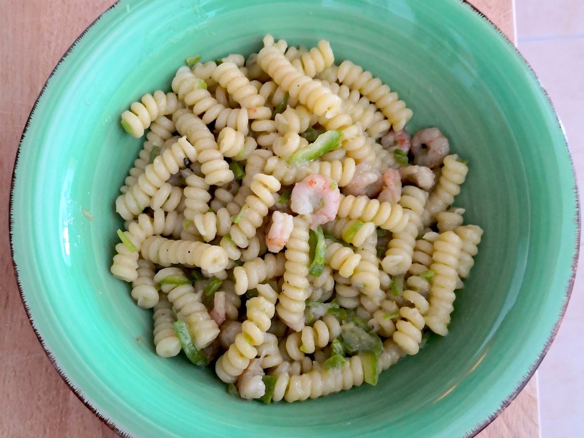 Fusilli med zucchini, räkor och ingefära