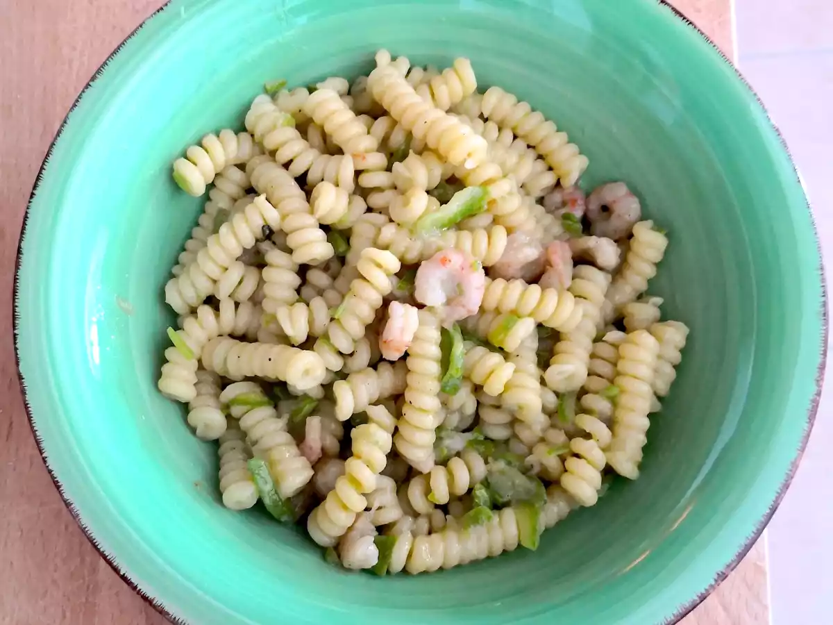 Fusilli med zucchini, räkor och ingefära