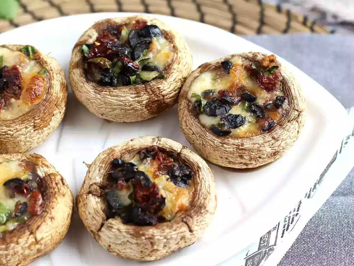 Fyllda och bakade champinjoner (en bra idé för aperitif)