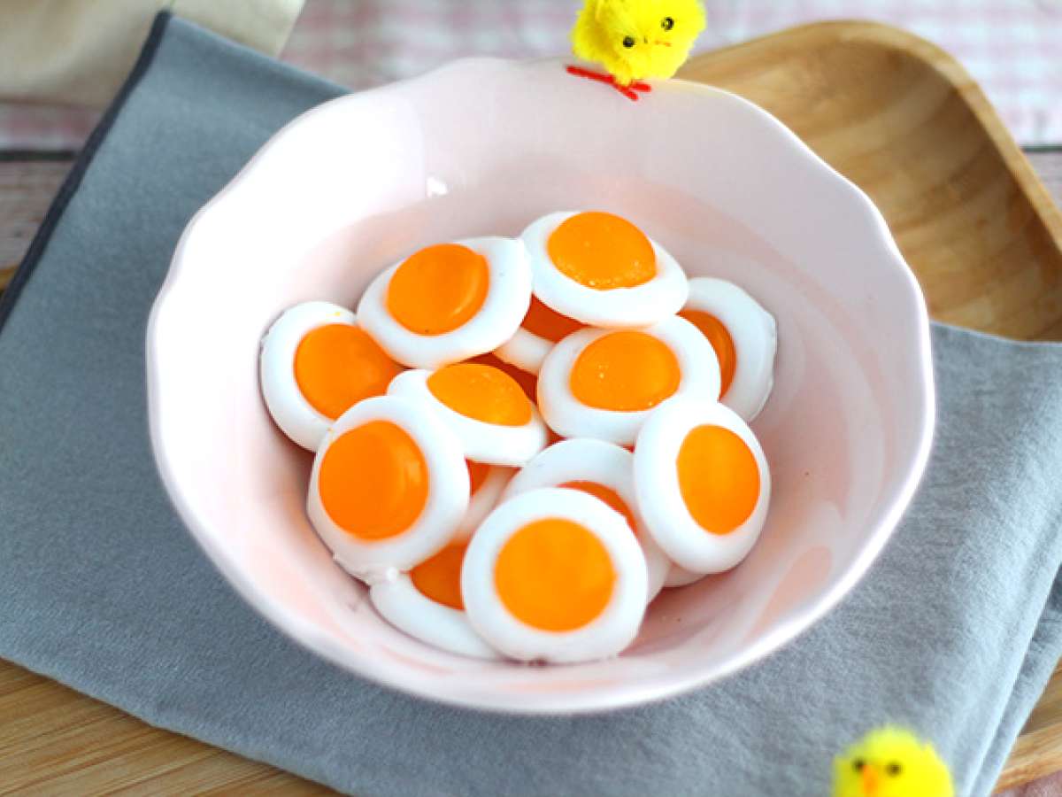 Godis formade som stekta ägg – enkelt recept med tydliga steg