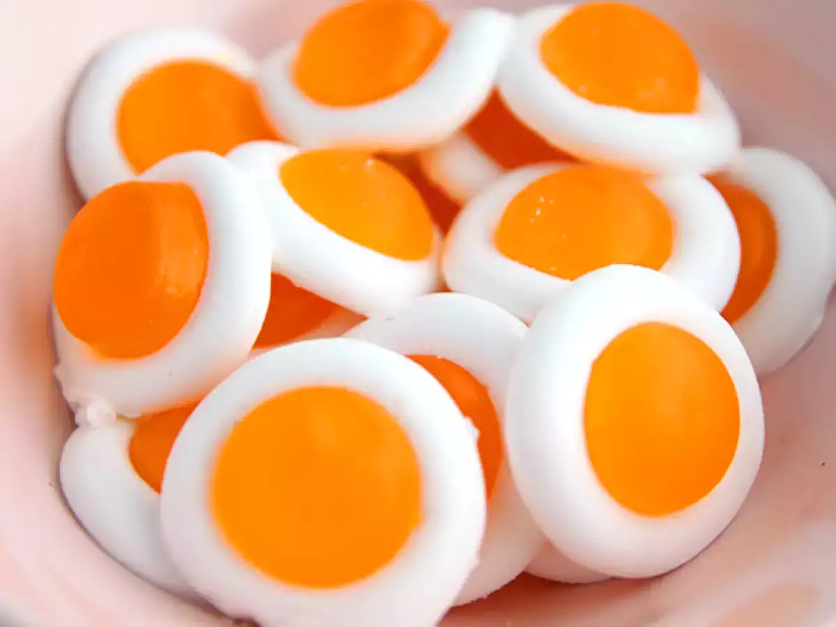 Godis formade som stekta ägg – enkelt recept med tydliga steg - foto 2