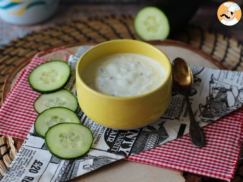 Grekisk yoghurt med gurka och lök