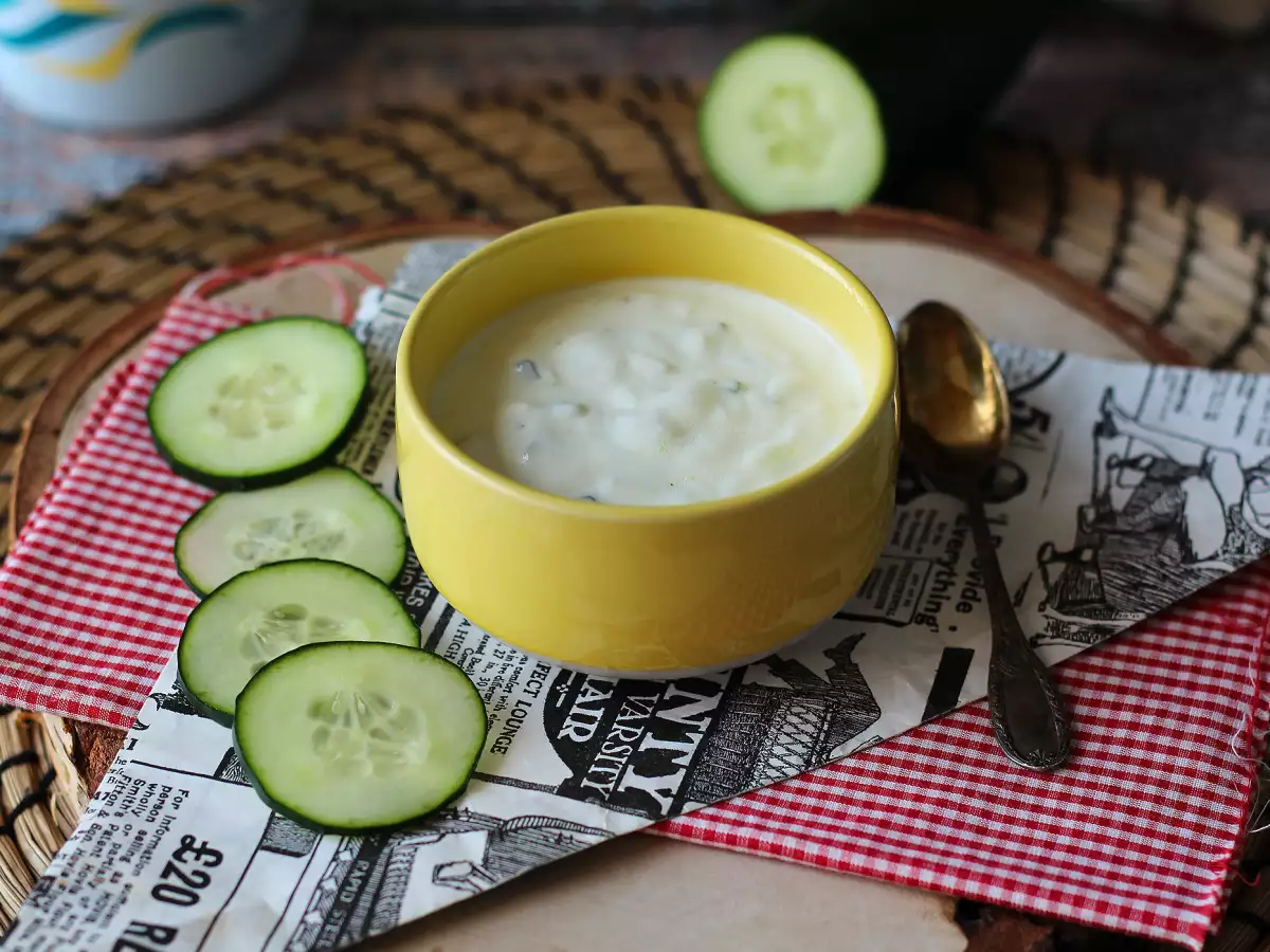Grekisk yoghurtsås med gurka och lök