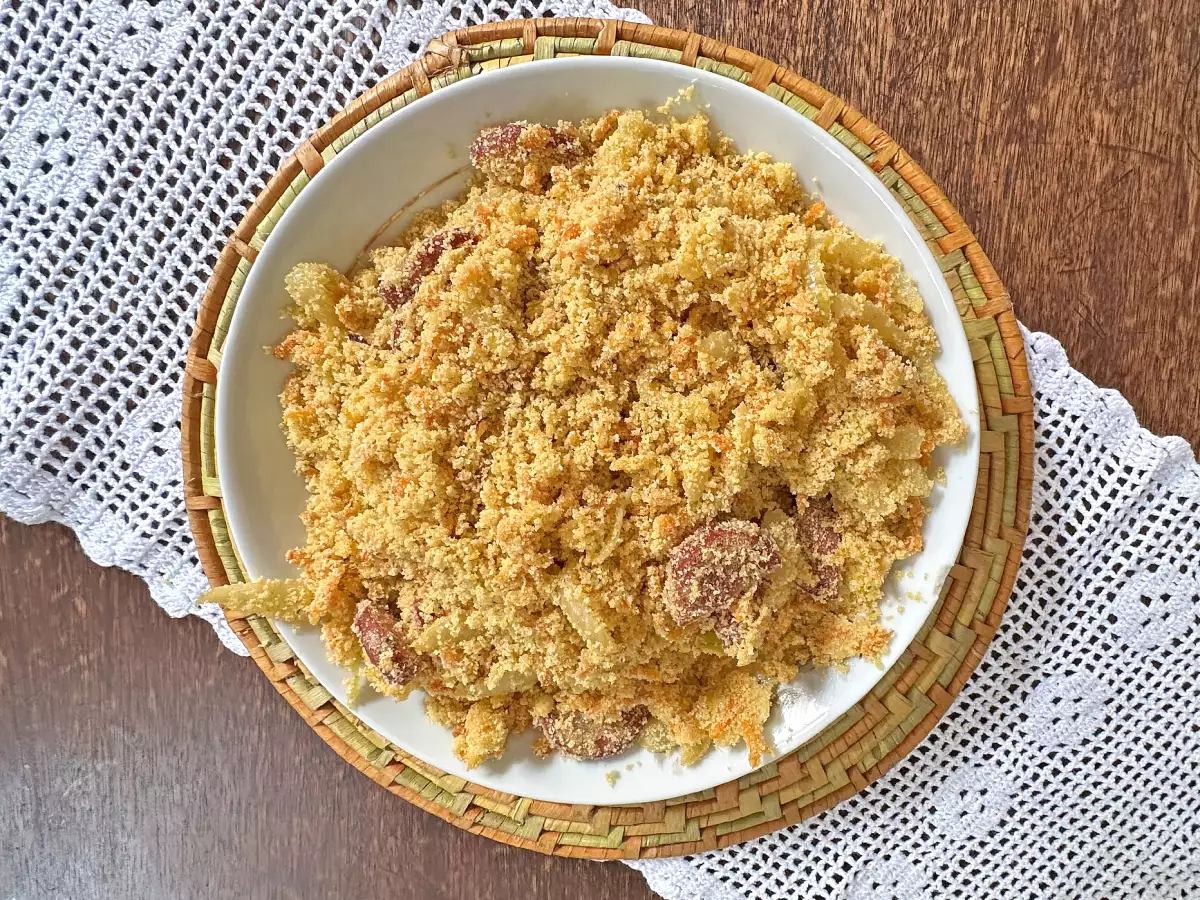 Gyllene farofa med calabresakorv, ägg och morot - foto 3