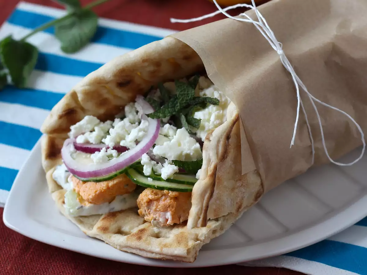 Gyros med lax – den perfekta grekiska fisksmörgåsen för sommaren!