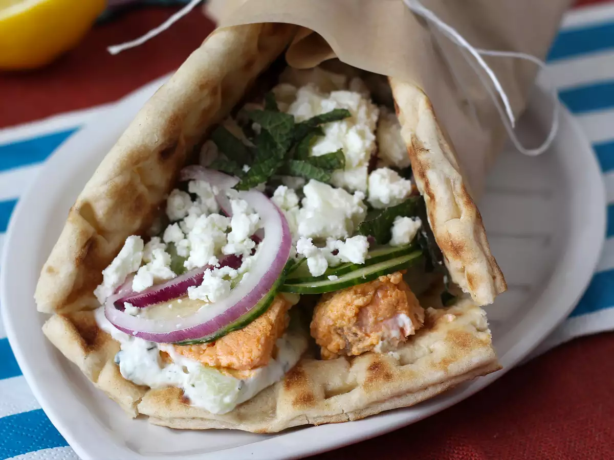 Gyros med lax – den perfekta grekiska fisksmörgåsen för sommaren! - foto 2