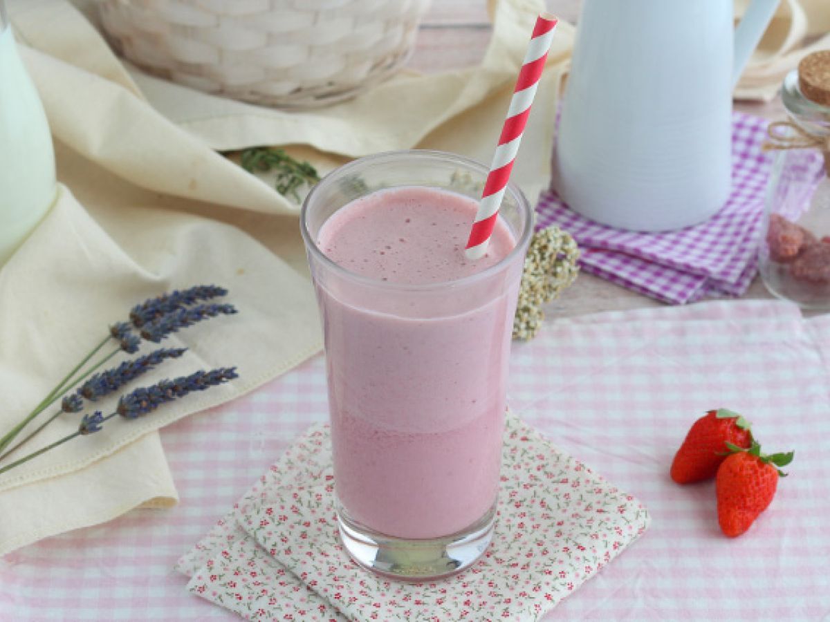 Hallon- och jordgubbsmilkshake