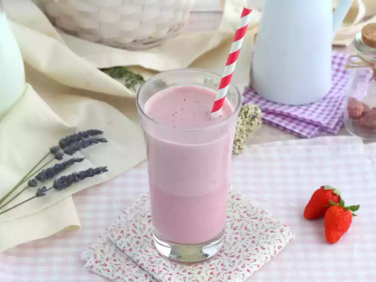 Hallon- och jordgubbsmilkshake