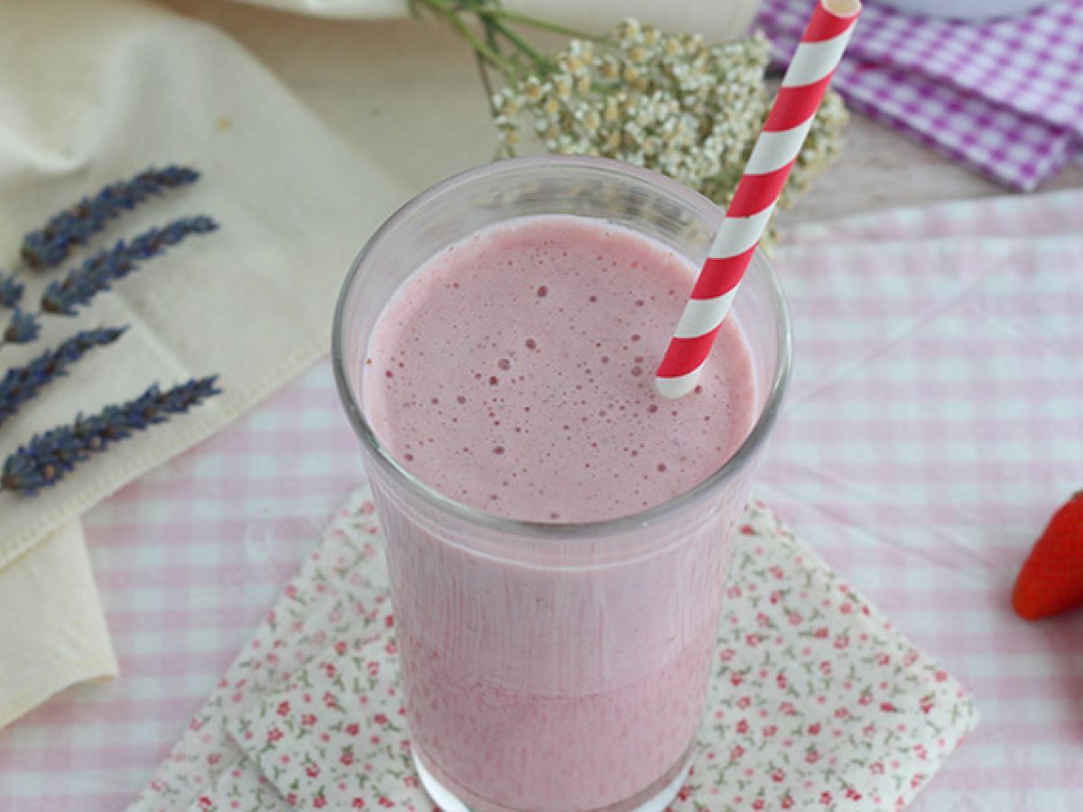 Hallon- och jordgubbsmilkshake - foto 3
