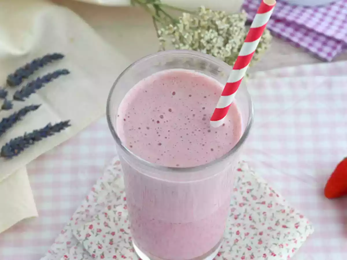Hallon- och jordgubbsmilkshake - foto 3