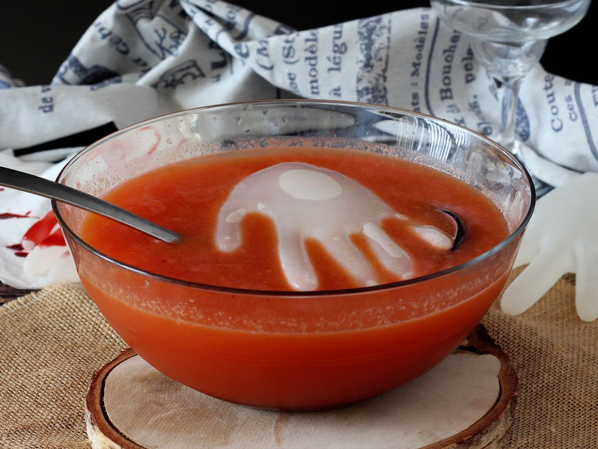 Halloween-cocktail med handformad isbit - enkel tutorial!