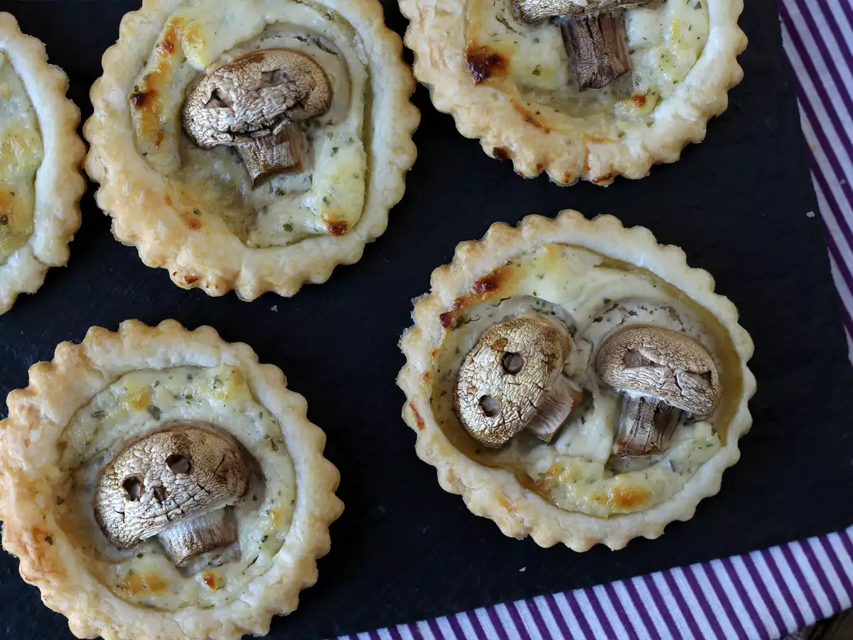 Halloween-tarteletter med svamp och vitlöks- och örtost